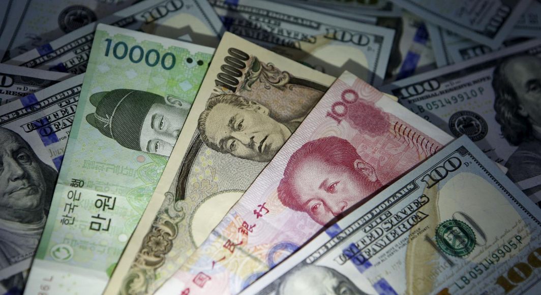 Снимка: Азия заема позиция, тъй като доларът заплашва да преобърне валутните пазари